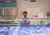 Apre Pescatorum, pescheria con banco del pesce e gastronomia di mare, in via Solari.