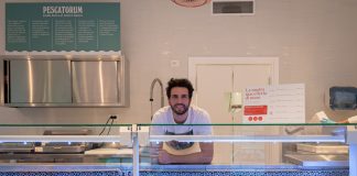 Apre Pescatorum, pescheria con banco del pesce e gastronomia di mare, in via Solari.