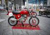 I 100 anni dell’Aquila, inaugurata la mostra su Moto Guzzi a Piazza Città di Lombardia, aperta fino a venerdì 12.