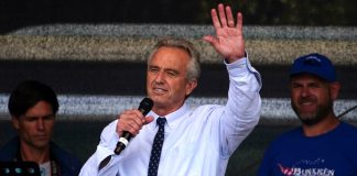 Robert Kennedy jr all’Arco della Pace contro il green pass ed i vaccini ai bambini.