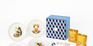 Voiello scopre le sue carte: torna La Scaramantica, la giftbox natalizia da collezione per un Natale esagerato e fortunato.