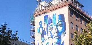 Un muro blu per i bambini autistici all’Hotel Astoria.