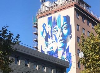 Un muro blu per i bambini autistici all’Hotel Astoria.