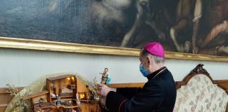 Natale, consegnato all’Arcivescovo di Milano l’imprenditore nuovo personaggio del Presepe.