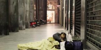 Freddo, critiche dell’opposizione al Comune: i senza fissa dimora restano in strada perchè hanno paura, nei centri accoglienza delinquenti e clandestini.