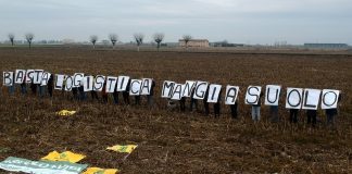 Consumo di suolo, flash mob di Legambiente contro la logistica.