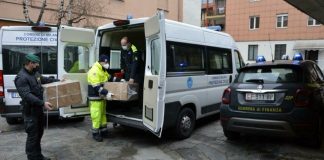 GdF regala sciarpe confiscate a senza fissa dimora.