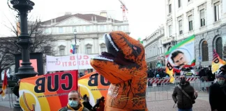 Prima alla Scala, protesta dei sindacati di base.