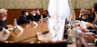 Decreto covid, la montagna partorisce il topolino: obbligo vaccinale solo per over 50 (ma con quali sanzioni?), green pass per posta, banca e parrucchiere, super green pass per lavorare (ma solo per over 50).