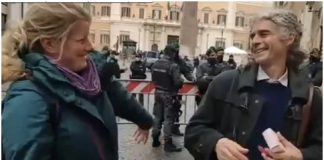 Quirinale, Mattei: elezioni a rischio legittimità, non si può impedire ad un grande elettore di votare perchè senza green pass. Davide Tutino fa votare Sara Cunial nel suo seggio a Roma.