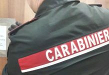 Agli arresti domiciliari tenta di uccidere la moglie, Carabinieri trovano cadavere del figlio di 7 anni nell’armadio.
