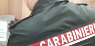 Agli arresti domiciliari tenta di uccidere la moglie, Carabinieri trovano cadavere del figlio di 7 anni nell’armadio.