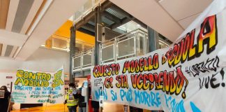 Alternanza scuola lavoro, blitz dei collettivi studenteschi al Provveditorato, interviene la Polizia.