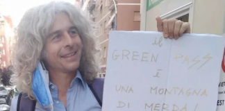 Davide Tutino portato via di peso dai Carabinieri dalla Biblioteca Mandela di Roma dove voleva entrare senza green pass.