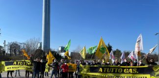 Flash mob – A tutto gas. Contro le bufale fossili e nucleari a cura di Legambiente.