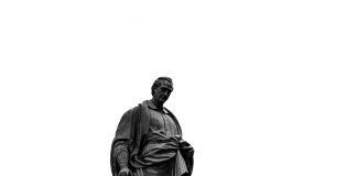 A Como si illumina il monumento ad Alessandro Volta sabato 5.