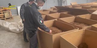 Contrabbando, GdF scopre fabbrica di sigarette contraffatte nel milanese, 8 arresti.