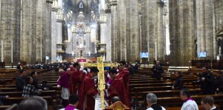 In Duomo l’Arcivescovo ha celebrato la passione di Gesù: «In piena Europa, la guerra! In questo buio della storia, crediamo alla voce amica e affidabile di Gesù».