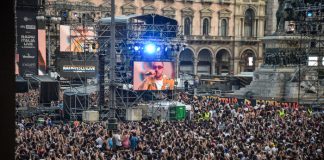 Radio Italia Live, in 50.000 in Piazza Duomo, grande successo ma non mancano le polemiche: lasciati senza acqua per ore.