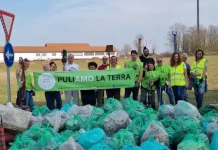 Volontari puliscono le strade del sud-est milanese dai rifiuti. Una raccolta fondi per sostenerli.
