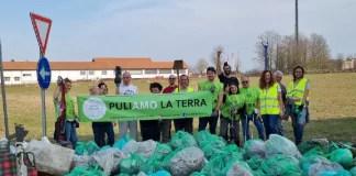 Volontari puliscono le strade del sud-est milanese dai rifiuti. Una raccolta fondi per sostenerli.