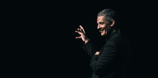 Uno strepitoso Fiorello trascina il Teatro Arcimboldi.