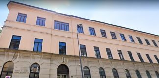 Esplode caricabatteria a scuola, feriti 2 quindicenni.
