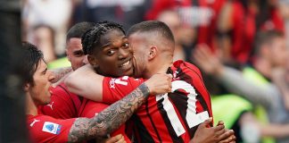 Maignan salva, Leao segna, il Milan supera la Fiorentina e si mantiene in testa.