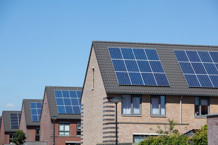 Modern,Houses,With,Solar,Panels,On,The,Roof,For,Alternative