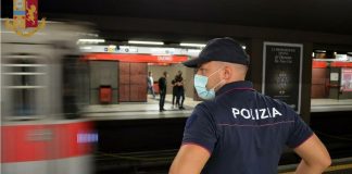 Tenta di spingere donna sui binari della metro, arrestata a Rogoredo.