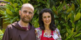Csaba dalla Zorza “volontaria per un giorno” nella Mensa per i Poveri di Opera San Francesco.
