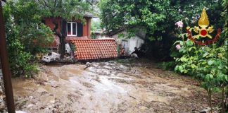Maltempo, grandine a Milano, alberi caduti nel varesotto.