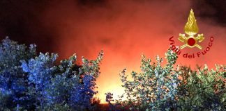 Incendio in capannone dismesso a Garbagnate, 11 squadre VdF impegnate.