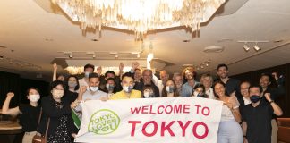 I primi turisti italiani ricevono il benvenuto a Tokyo.