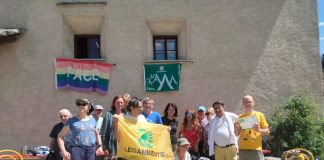 Carovana delle Alpi: delegazione di Legambiente in viaggio da Chiavenna a Salecina per la consegna della bandiera verde per il turismo montano.