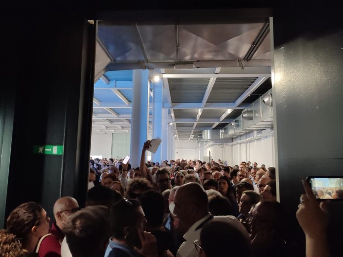 ELEZIONI, SALA PIENA PER RENZI-CALENDA: DECINE FUORI TRA PROTESTE (FOTO 2)