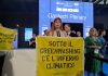 Gastech, la protesta di Greenpeace con un pallone aerostatico.