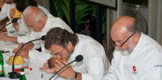 10 anni di Panettone Day: i vincitori. Il Maestro Gino Fabbri incorona i pasticceri Giordano Berettini, Andrea Cannone, Luca Volpi.