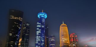 I pazzeschi grattacieli che si stagliano sull’iconico skyline di Doha