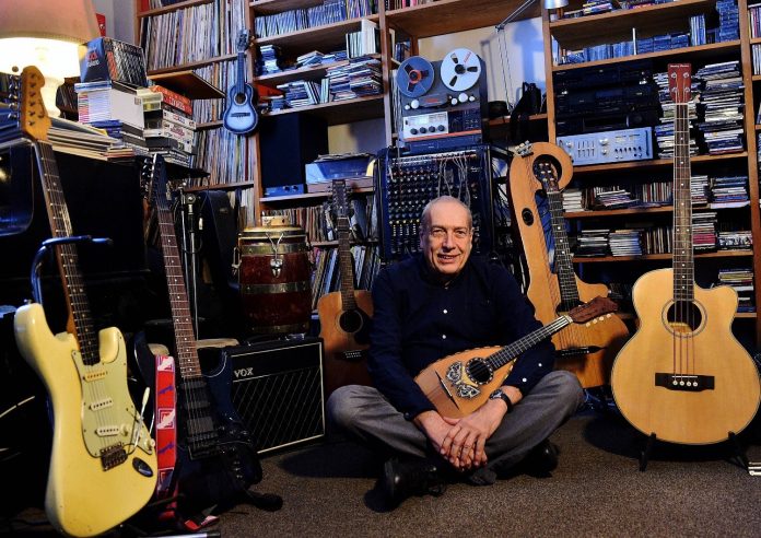 IL MUSICISTA E MUSICOLOGO FRANCO FABBRI FOTOGRAFATO NELLA SUA CASA
