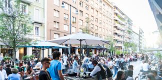 La grattachecca diventa uno street cocktail al cucchiaio.