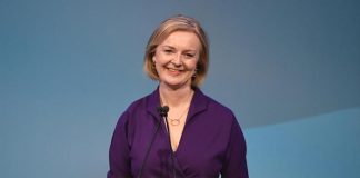 Regno Unito, Liz Truss nuova leader dei Conservatori e nuova premier, il congedo di Boris Johnson, oggi a Balmoral il passaggio di consegne davanti alla Regina Elisabetta.