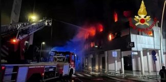 Incendio in via Tommaso da Cazzaniga, 4 feriti e 50 evacuati.