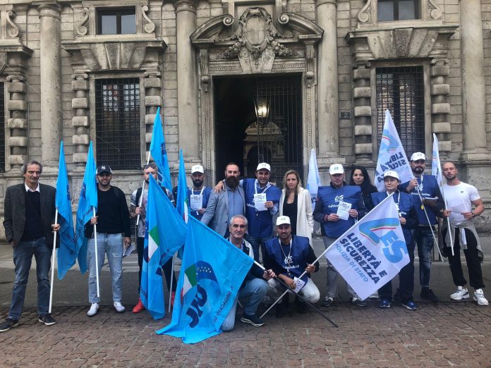 MOBILITÀ, PRESIDIO SINDACATI POLIZIA IN PIAZZA SCALA (FOTO 1)