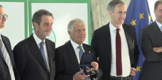 La Rosa Camuna corre in moto Consegnato stamattina il massimo riconoscimento di Regione Lombardia al campione di motociclismo Giacomo Agostini.