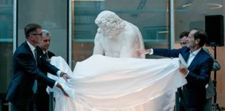 Duomo, Deloitte adotta la statua di Sansone in lotta con il leone.