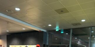 In giro per il mondo con la bandiera del Kirghizistan.
