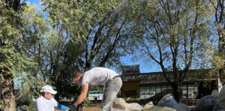 I volontari di La Via della Felicità ripuliscono l’area verde di Quarto Oggiaro.