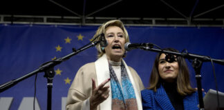 Regionali, Moratti candidata con Terzo Polo, ma al momento raccoglie solo no. Pd: non accettiamo diktat. M5S: un regalo al centrodestra.