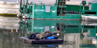 “Cada_veri” nella Darsena di Milano: l’opera di Angelo Orazio Pregoni per ricordare i morti civili in Ucraina.